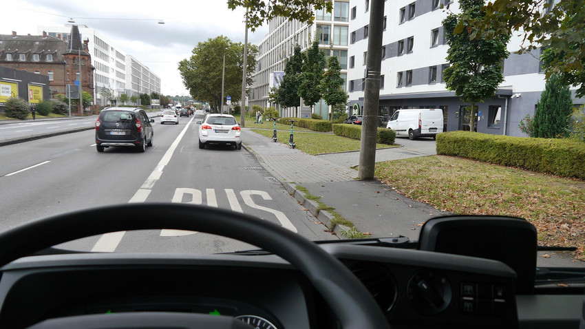Bus-Kameras gegen Falschparker: Erste Bilanz in Wiesbaden