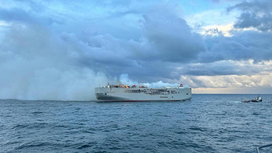 Brennender Frachter im Hafen von Eemshaven angekommen