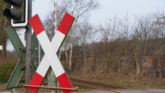 Zug erfasst 82-jährigen Mann in Dreieich - tödlich verletzt