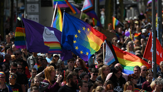 Großer Demo-Samstag in Wiesbaden: CSD und Abrüstungsdemo