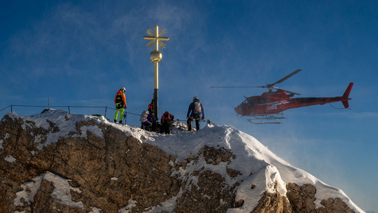 Zugspitze glänzt wieder - Gipfelkreuz neu vergoldet zurück