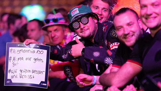 Clemens & Schindler: Sieg zum Start der Darts-Team-WM in Frankfurt