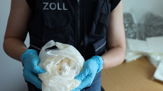 Polizei zerschlägt mutmaßliche Drogenhändler-Bande - neun Festnahmen