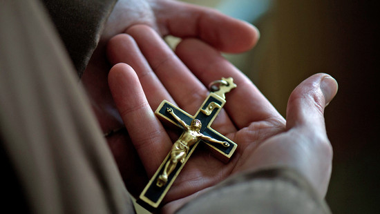 Diebstahl in Seeheim-Jugenheim: Bibel und Kreuz aus Kirche geklaut