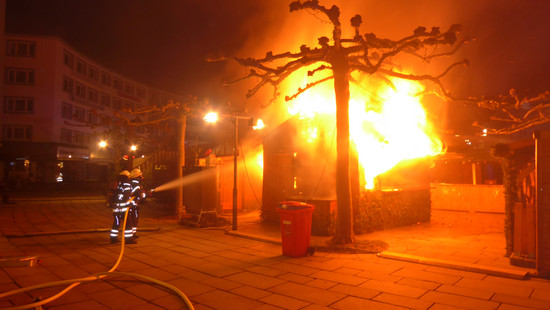 Bratwurstbude in Kassel abgebrannt: Feuer auf Märchenweihnachtsmarkt