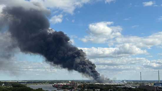 Großbrand in Hamburg: Hunderte Feuerwehrleute im Einsatz