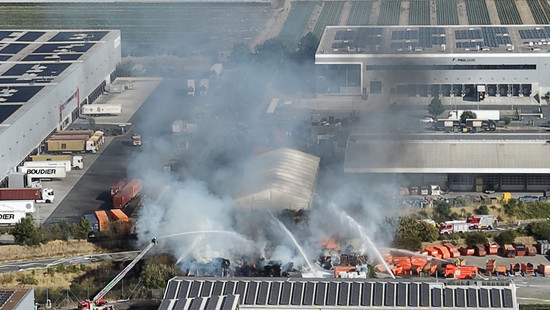Gernsheim: Großbrand in Entsorgungsfachbetrieb gelöscht