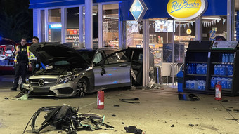 Spektakulärer Crash an A661: Autofahrer kracht in Tankstelle
