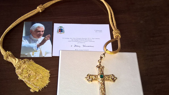 Unbekannte klauen Kreuz von verstorbenem Papst Benedikt
