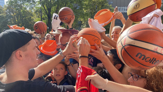 Jetzt wird gefeiert: 1.000 Fans bei Basketball-WM-Helden in Frankfurt
