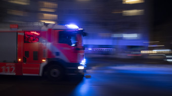 Zwei Verletzte bei Wohnungsbrand in Offenbach - Kerze wohl Auslöser