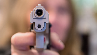 Autofahrer tickt aus: Mann in Wiesbaden ins Gesicht geschossen