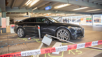 Flughafen: Autofahrer verletzt mehrere Menschen im Parkhaus