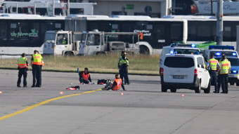 Nach Klebeaktion am Flughafen: Razzia bei Letzter Generation