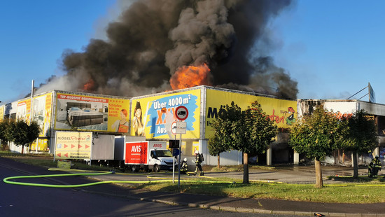 Feuer in Möbelmarkt in Bad Hersfeld: Löscharbeiten bis morge