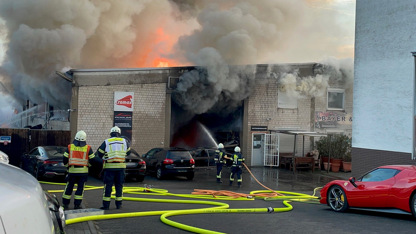 Ferraris und Porsche beschädigt: Brand in Kelkheimer Autolackiererei