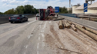 LKW verliert Baumstämme: Weisenauer Brücke gesperrt