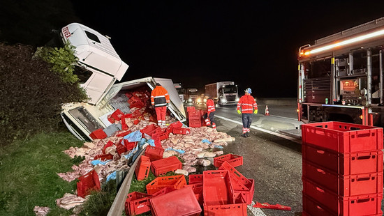 Lkw verliert 16 Tonnen Fleisch auf A5 bei Friedberg