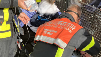 Kurioser Feuerwehr-Einsatz: Kind in Frankfurt aus Sitzbank befreit