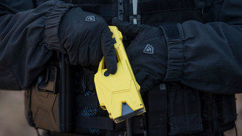 Wiesbadener Polizei stoppt aggressiven Mann mit Taser