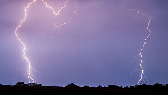 Unwetter in Teilen von Hessen: Baum stürzt auf Wohnhaus in Söhrewald