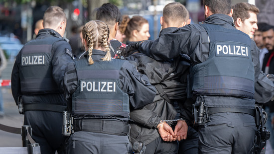 Waffenverbotszone im Frankfurter Bahnhofsviertel in Kraft