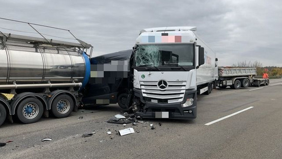 Schwerer Laster-Unfall auf A3 bei Seligenstadt - Stundenlange Sperrung