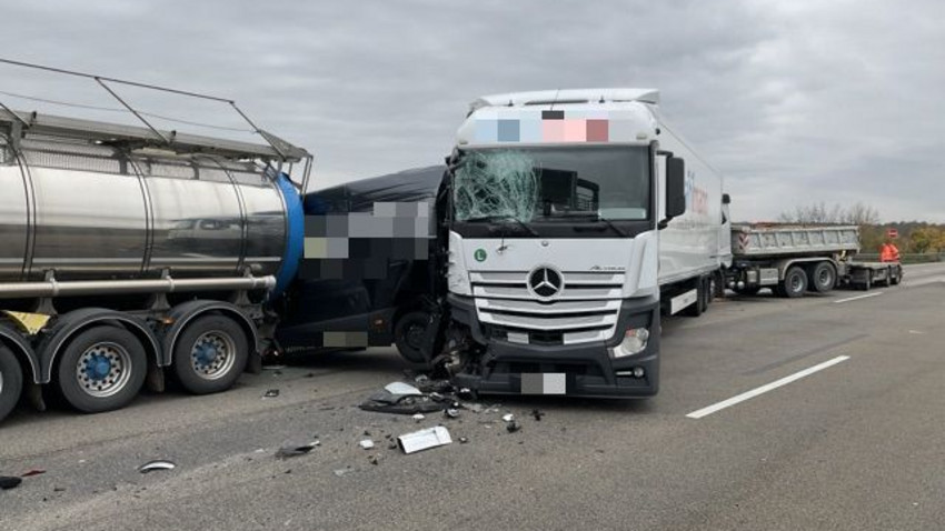 Schwerer Laster-Unfall auf A3 bei Seligenstadt - Stundenlange Sperrung