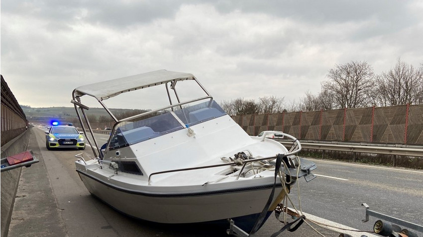 Schiffbruch auf der A6: Sportboot rutscht von einem Anhänger