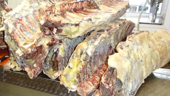 Kontrolleure finden in Frankfurt Fliegenlarven in Fleisch-Delikatesse