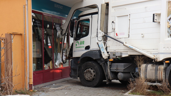 Lampertheim: Müllwagen kracht bei Unfall in Bestattungshaus