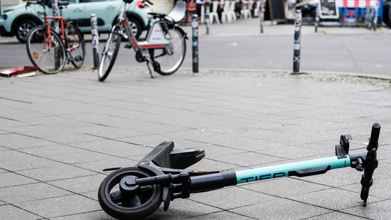 Unfälle mit E-Rollern – Hubig wirbt für erweiterte Haftung