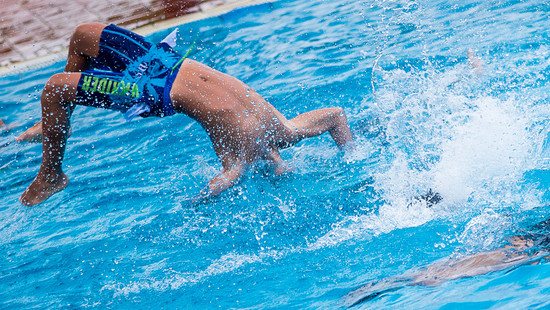 Blutiger Streit in Freibad in Mannheim: Messerstich und Verletzte