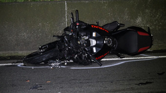 Unfall auf A66 bei Wiesbaden: Motorradfahrer nach Crash überrollt