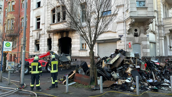 Wiesbaden: Zwei Schwerverletzte bei Feuer in Mehrfamilienhaus