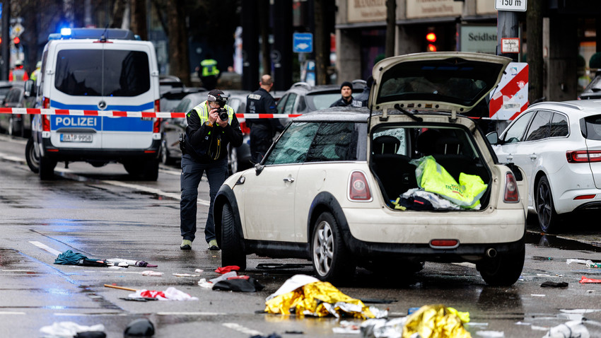 Auto fährt in der Münchner Innenstadt in Menschenmenge