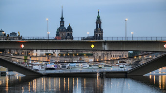 Teile der Carolabrücke in Dresden eingestürzt