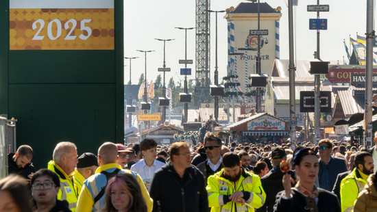 Eintritt statt teurem Bier? Debatte um Oktoberfest-Vorstoß