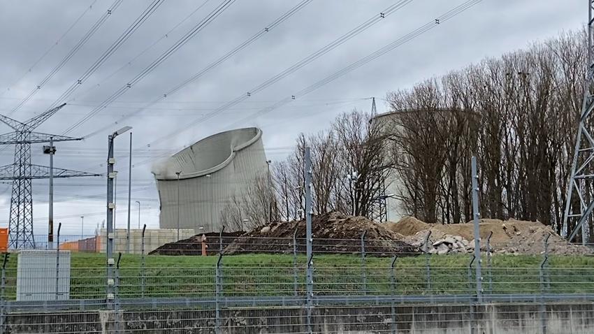 Rückbau AKW Biblis: Kühlturm-Einsturz von Kernkraftwerk im Video
