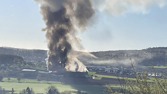 Brand auf Aussiedlerhof in Ranstadt: Einsatz dauert an