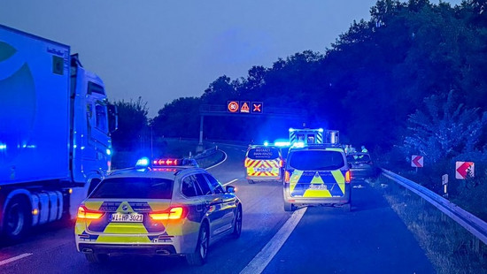 Polizei und Feuerwehr retten bewusstlose Autofahrerin auf A66