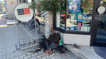Seeheim: Junge rettet sich durch Spung - Auto kracht gegen Blumenkübel
