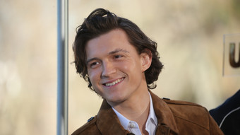 Tom Holland häkelt