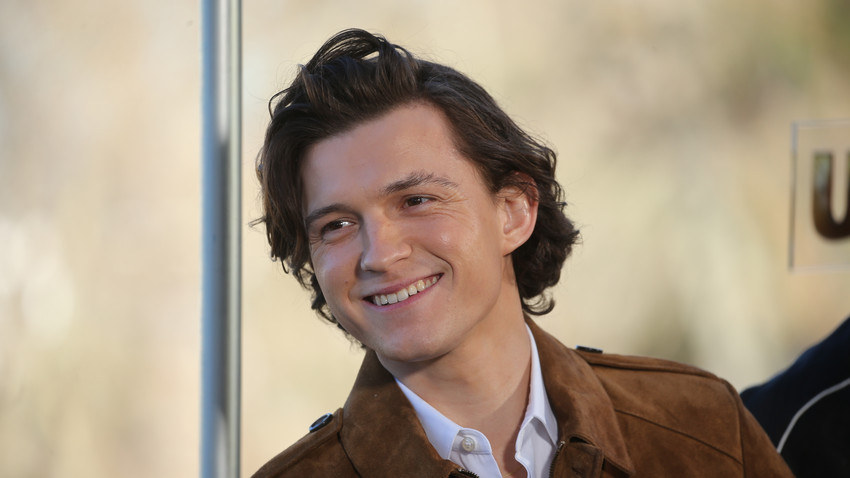 Tom Holland häkelt