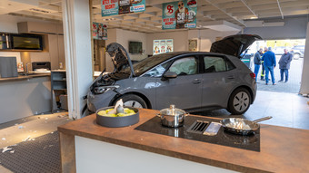 Fotos zeigen Chaos: 90-Jähriger rast in Küchenstudio