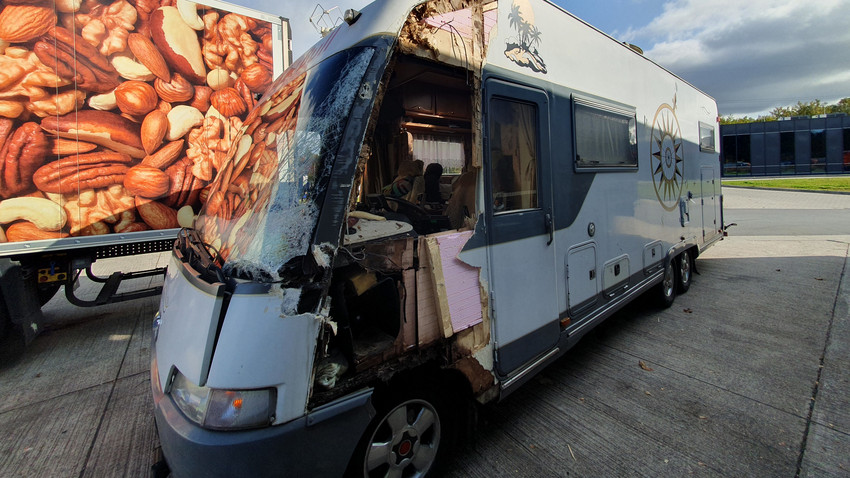 A3 bei Idstein: Lkw reißt beim Überholen Tür aus Wohnmobil