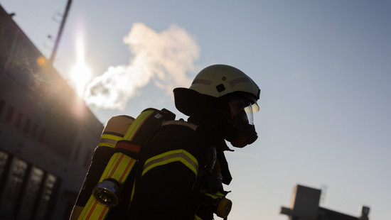 Rüsselsheim: 2 Häuser nach Brand unbewohnbar - Anwohner stört Einsatz