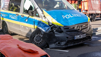 Streifenwagen kollidiert in Künzell mit Auto: Drei Verletzte