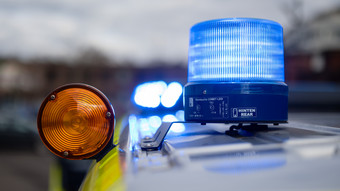 A66 bei Frankfurt: Unbekannte werfen Ast auf Autos