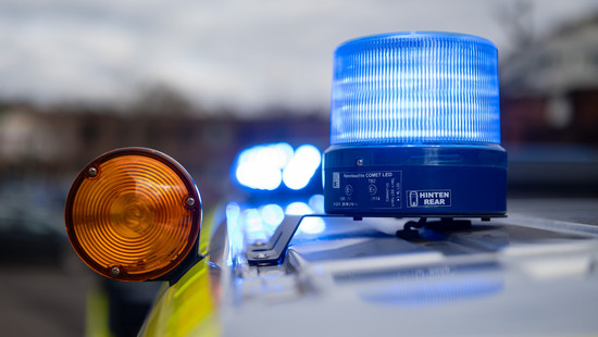 A66 bei Frankfurt: Unbekannte werfen Ast auf Autos